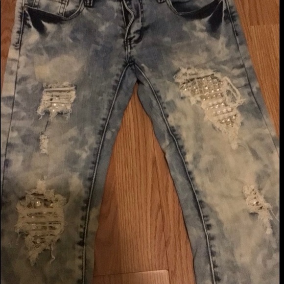 Machine acid washed distressed jeans with jewel embellishments - Picture 6 of 6